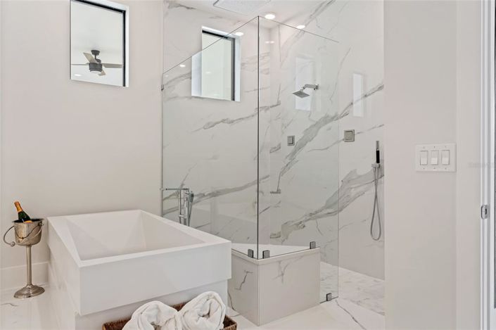 Image No.9-6 Bed House for sale