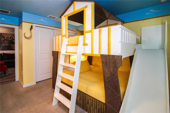Image No.8-10 Bed House for sale