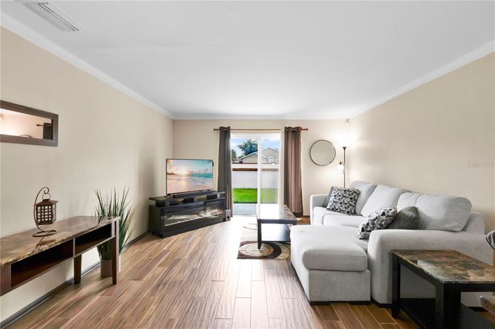Image No.10-3 Bed House for sale