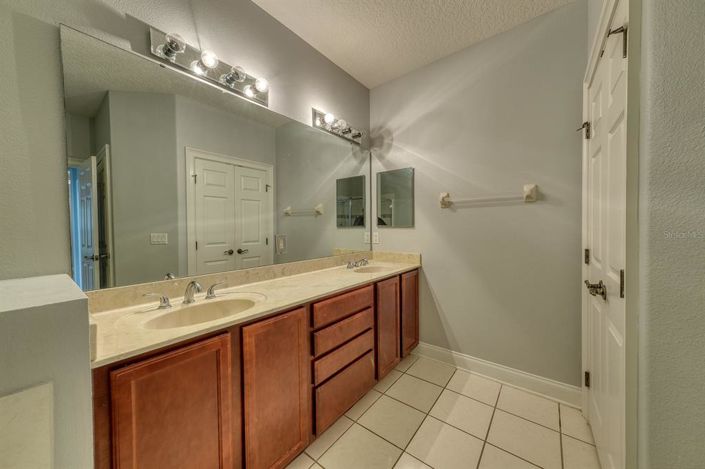 Image No.25-4 Bed Townhouse for sale