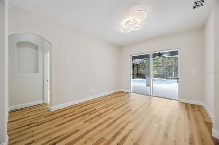Image No.8-4 Bed House for sale