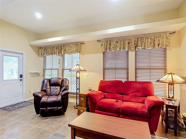 Image No.19-5 Bed House for sale