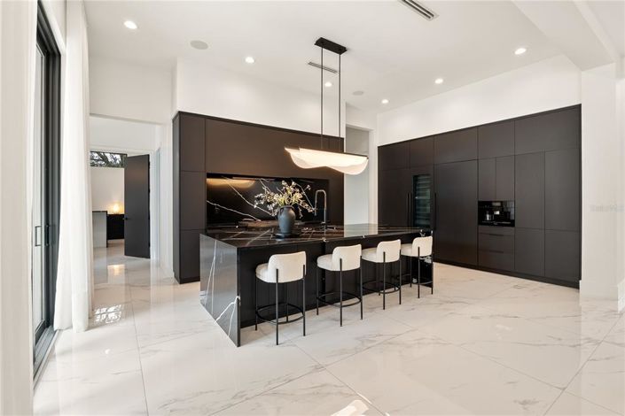 Image No.16-6 Bed House for sale