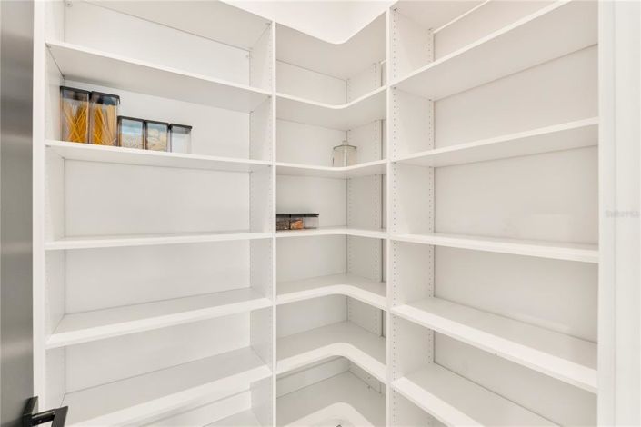 Image No.17-6 Bed House for sale