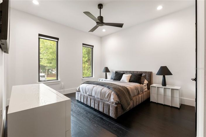Image No.28-6 Bed House for sale