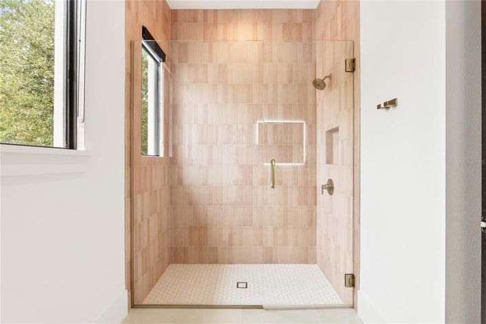 Image No.48-6 Bed House for sale