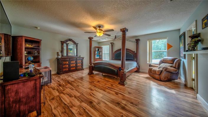 Image No.18-5 Bed House for sale