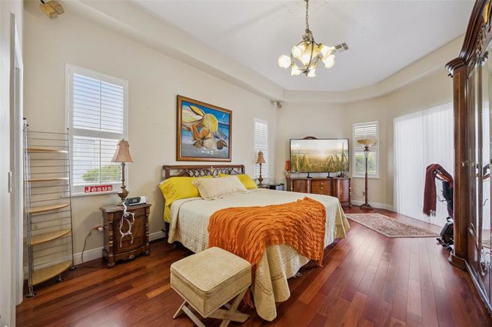Image No.18-6 Bed House for sale