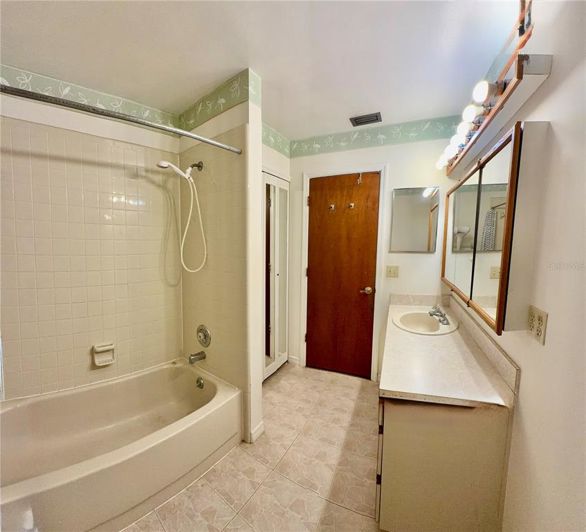Image No.15-2 Bed Townhouse for sale