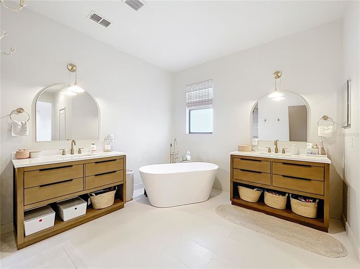 Image No.36-5 Bed House for sale