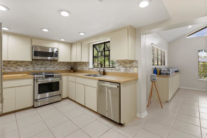 Image No.20-5 Bed House for sale