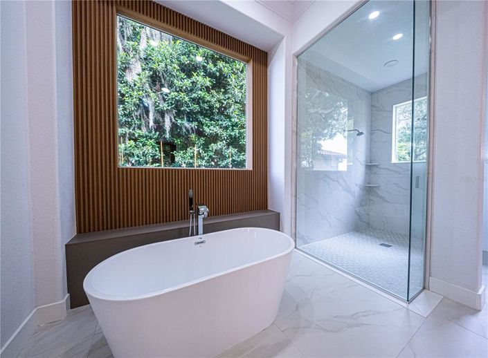 Image No.15-6 Bed House for sale