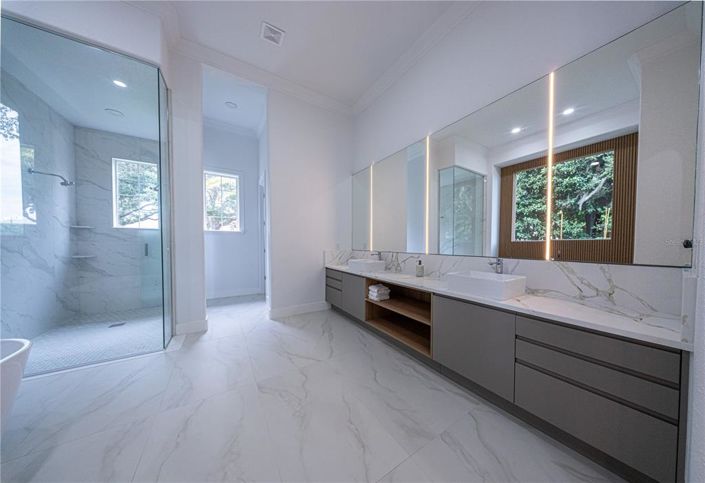 Image No.16-6 Bed House for sale