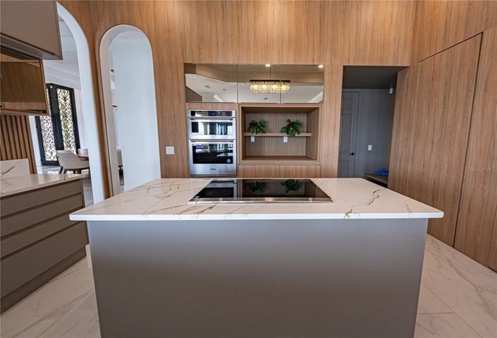 Image No.8-6 Bed House for sale