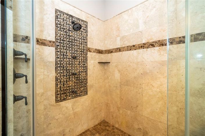 Image No.42-5 Bed House for sale