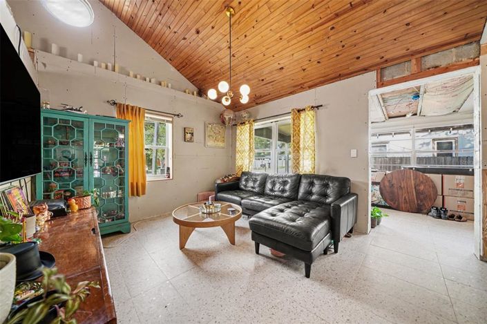 Image No.9-1 Bed House for sale