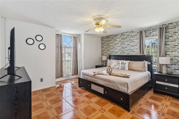 Image No.20-5 Bed House for sale