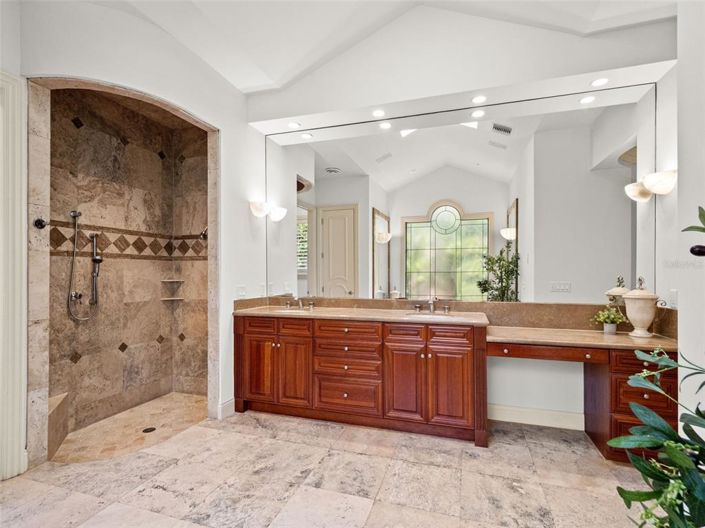 Image No.40-5 Bed House for sale