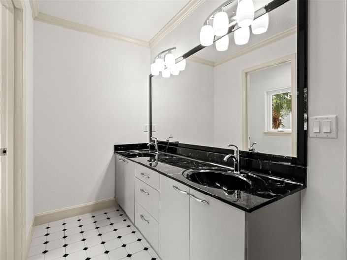 Image No.58-5 Bed House for sale