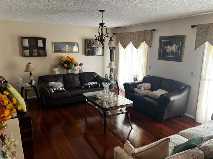 Image No.8-5 Bed House for sale