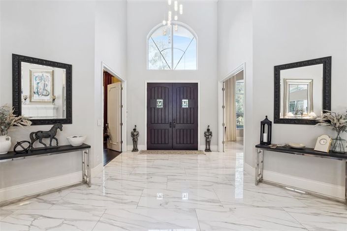 Image No.8-5 Bed House for sale