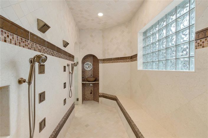 Image No.20-7 Bed House for sale