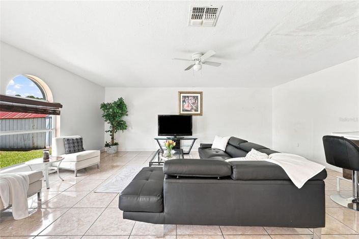 Image No.17-4 Bed House for sale
