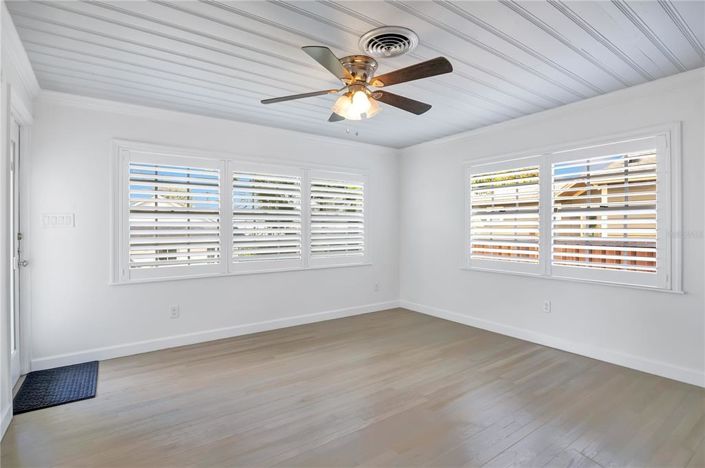 Image No.8-5 Bed House for sale