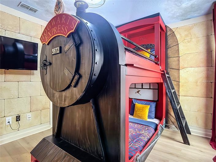 Image No.19-5 Bed House for sale