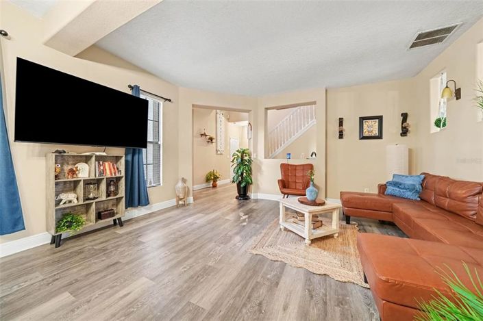 Image No.8-6 Bed House for sale