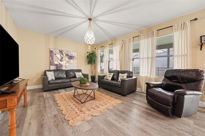 Image No.9-6 Bed House for sale