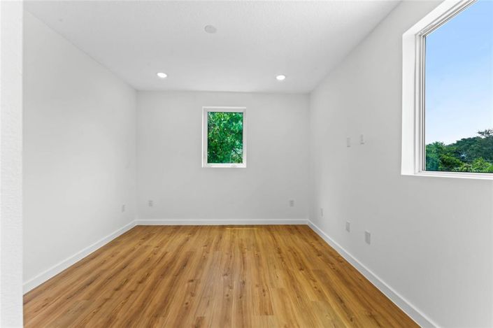 Image No.12-4 Bed House for sale