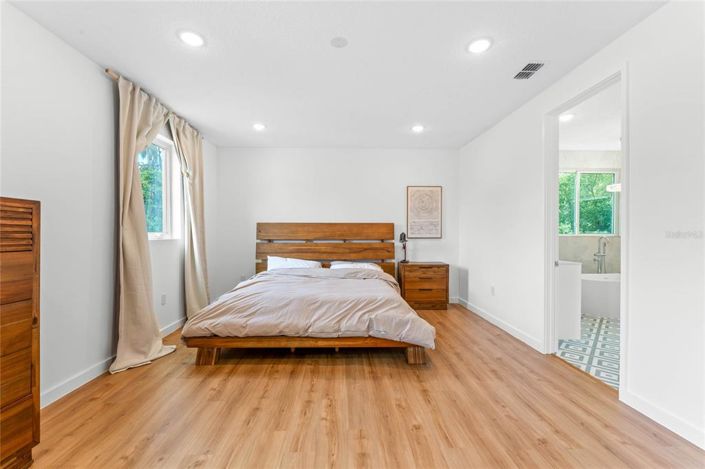 Image No.18-4 Bed House for sale