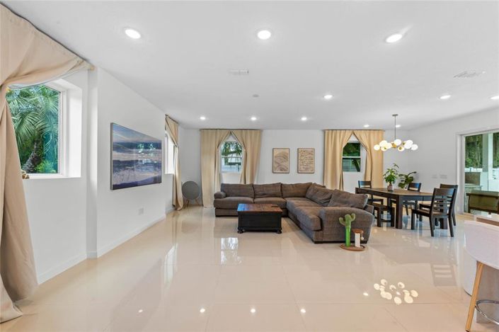 Image No.8-4 Bed House for sale
