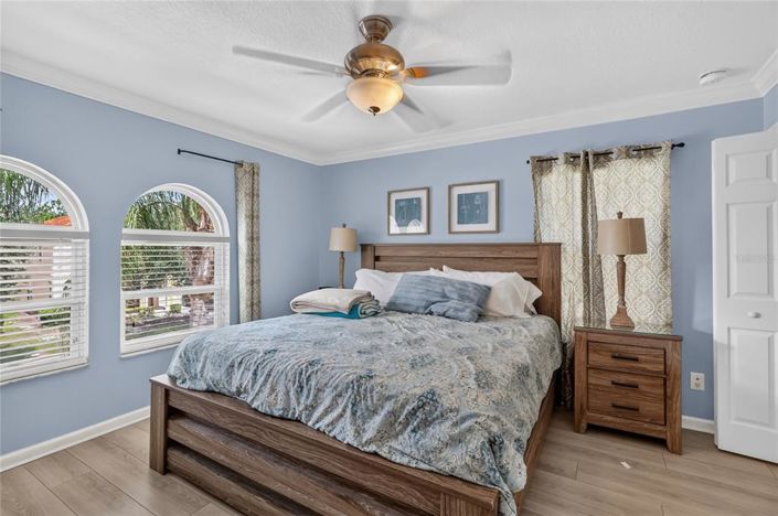 Image No.18-6 Bed House for sale