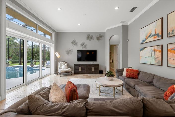 Image No.40-6 Bed House for sale