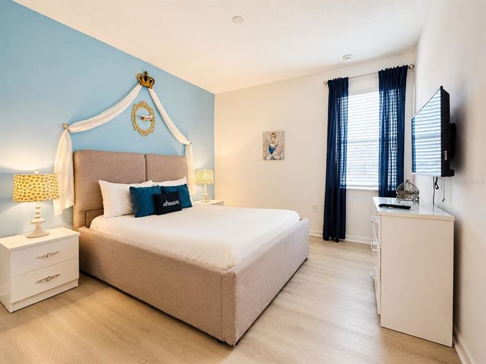 Image No.18-6 Bed House for sale