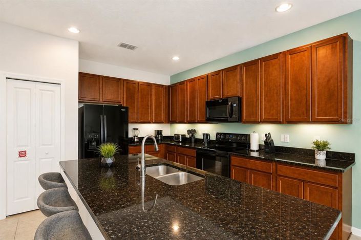 Image No.7-6 Bed House for sale