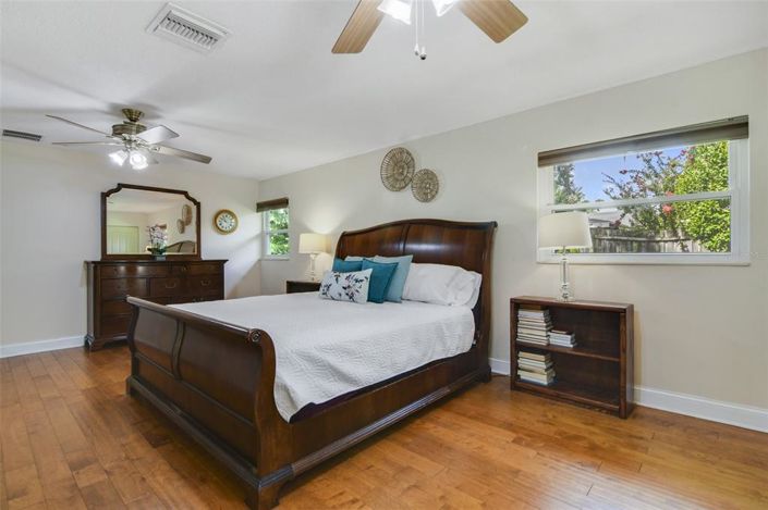 Image No.18-3 Bed House for sale