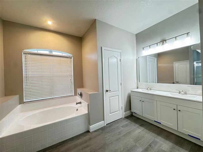 Image No.9-5 Bed House for sale