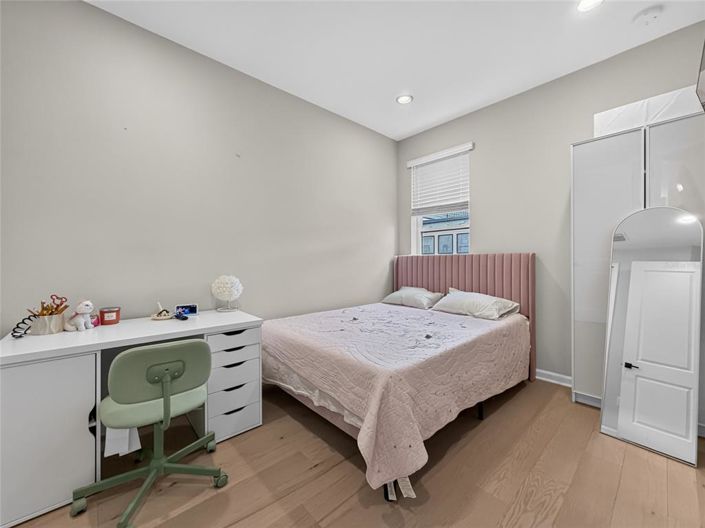 Image No.17-4 Bed Townhouse for sale