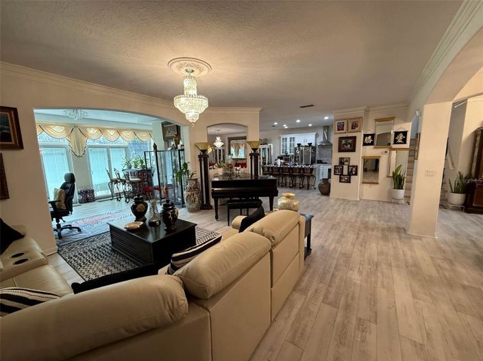 Image No.24-6 Bed House for sale
