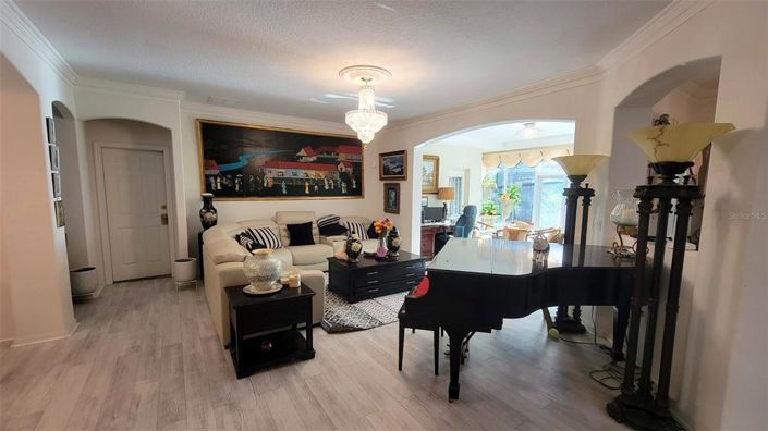 Image No.8-6 Bed House for sale