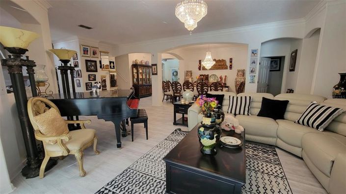 Image No.9-6 Bed House for sale