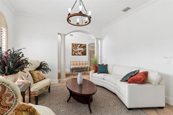 Image No.8-6 Bed House for sale