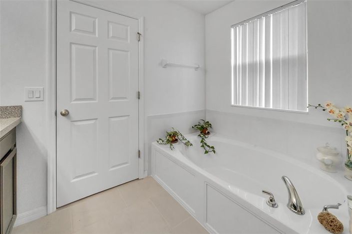 Image No.18-5 Bed House for sale