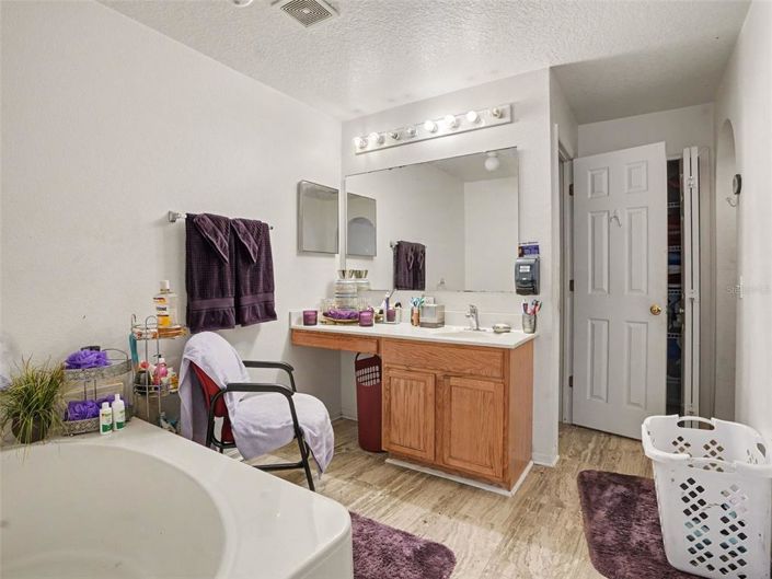 Image No.24-4 Bed House for sale