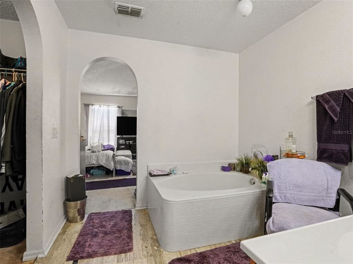 Image No.25-4 Bed House for sale