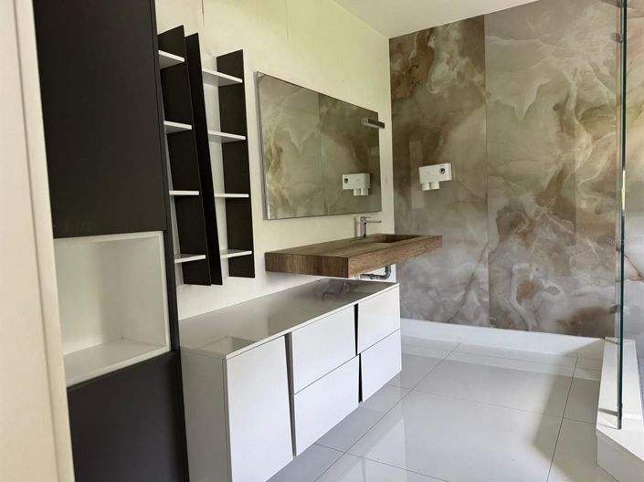 Image No.18-5 Bed House for sale