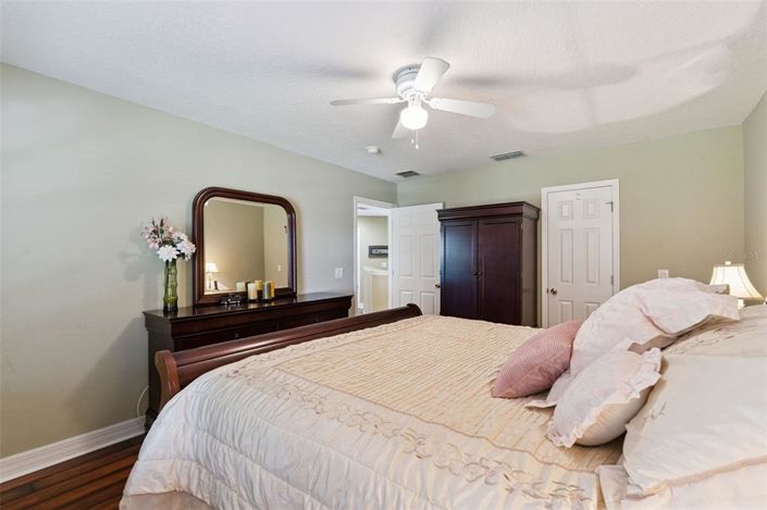 Image No.32-5 Bed House for sale